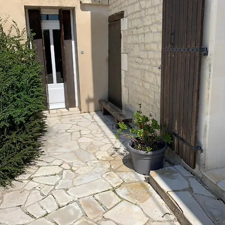 La Comtesse Villeneuve-la-Comtesse