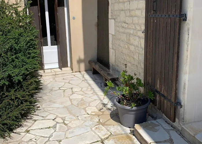 La Comtesse Villeneuve-la-Comtesse